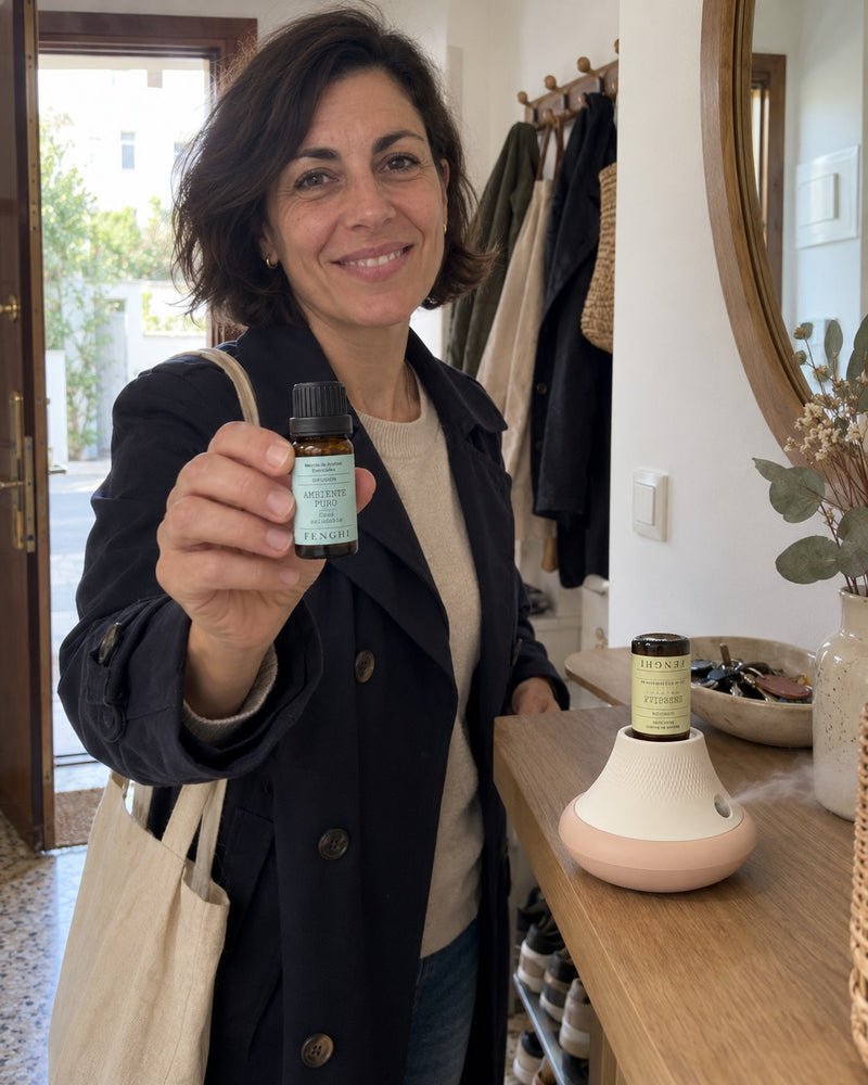 En el recibidor, con Ambiente Puro en la mano y el difusor en el mueble