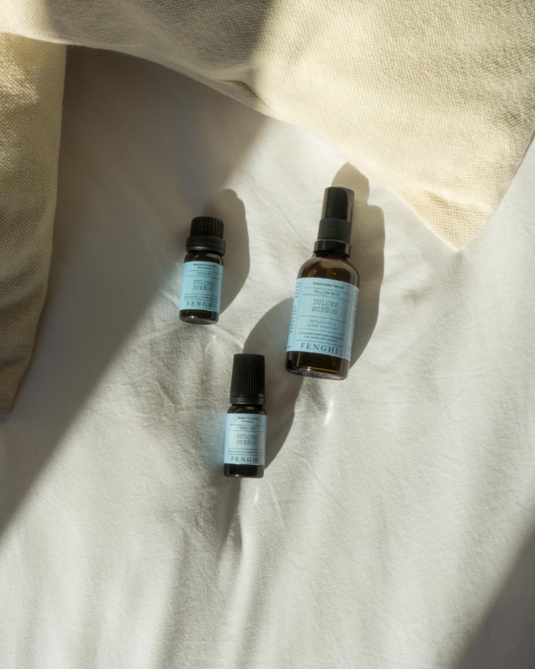 Los 3 productos encima de una cama