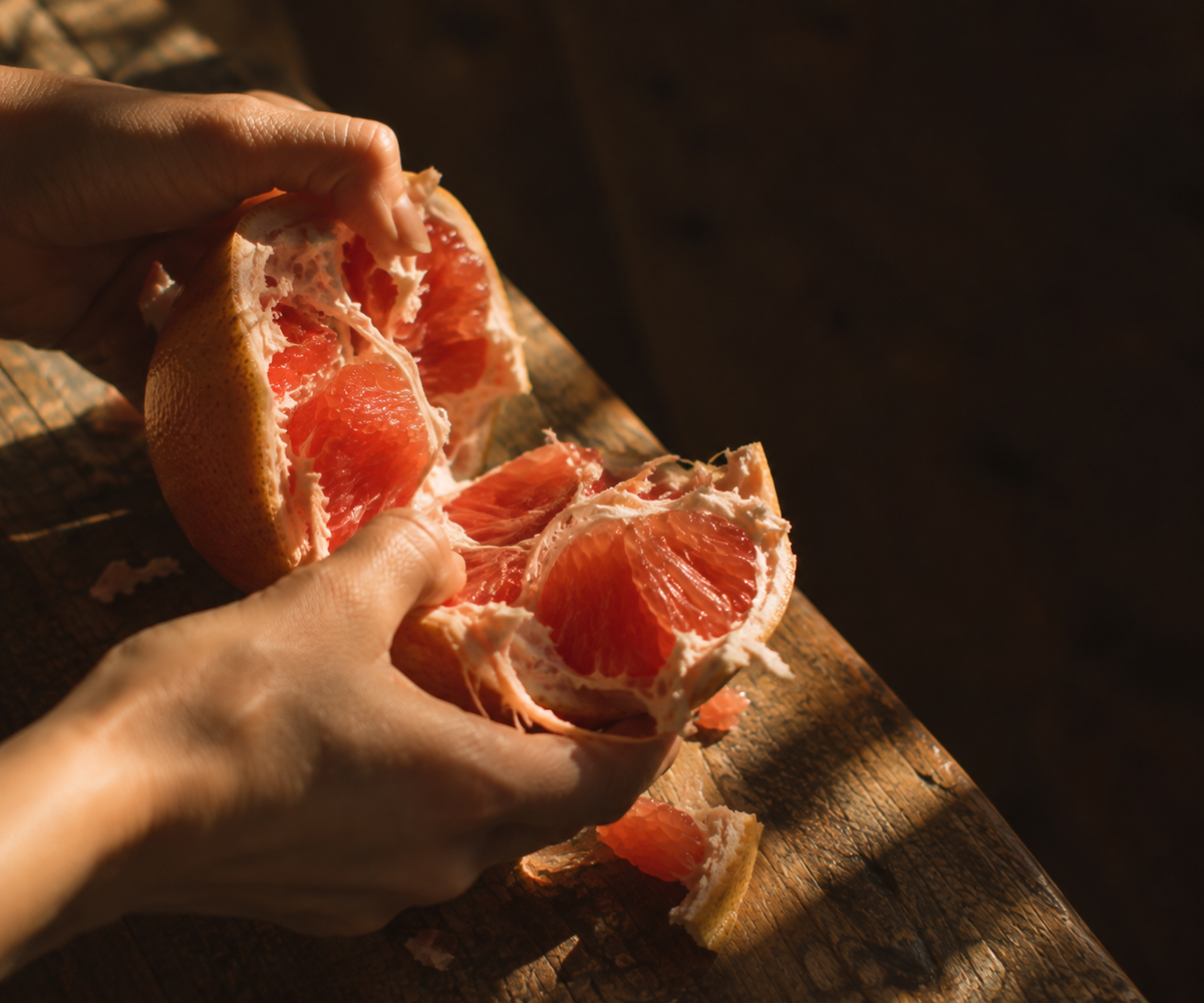 Aceite esencial de Pomelo Fenghi sobre medio pomelo rosado